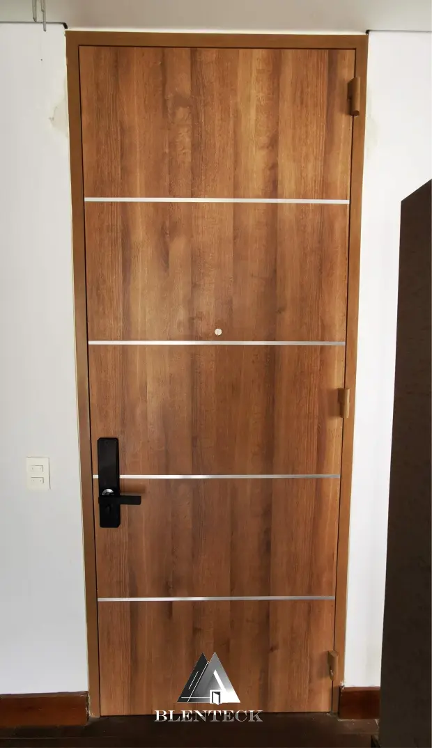 puertas de seguridad con color tabaco con dilataciones en aluminio instalada en apartamento