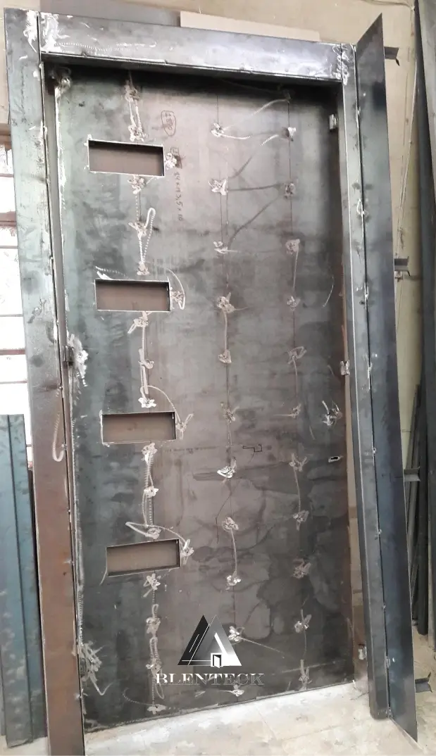 puerta de seguridad y blindada metalica en acero con perforaciones para vidrios