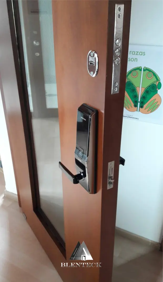 puerta de seguridad con vidrio y color miel con cerradura de huella y codigo