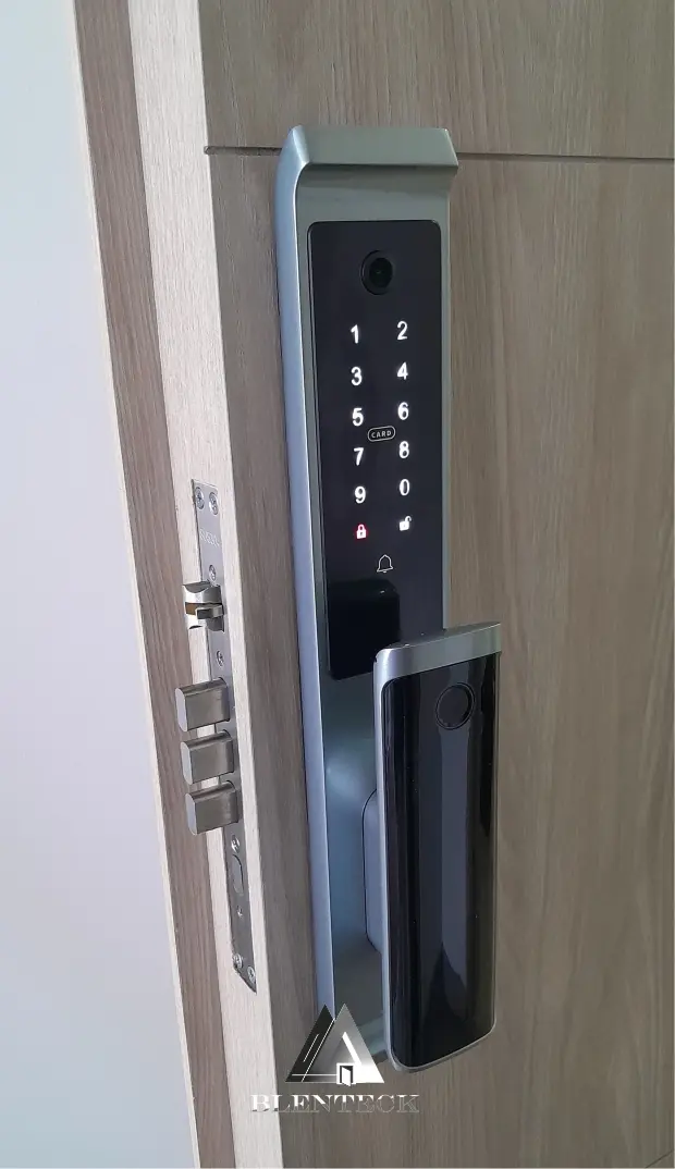 puerta de seguridad color soder con cerradura de camara, pantalla y codigo
