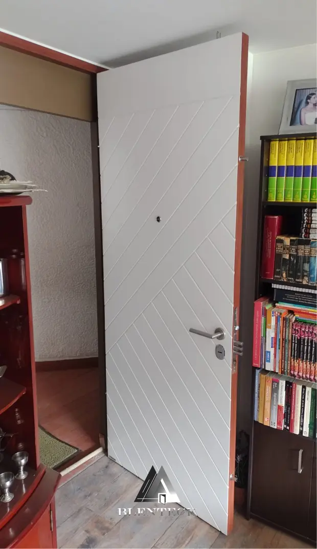 puerta de seguridad instalada en un apartamento color blanca con líneas transversales