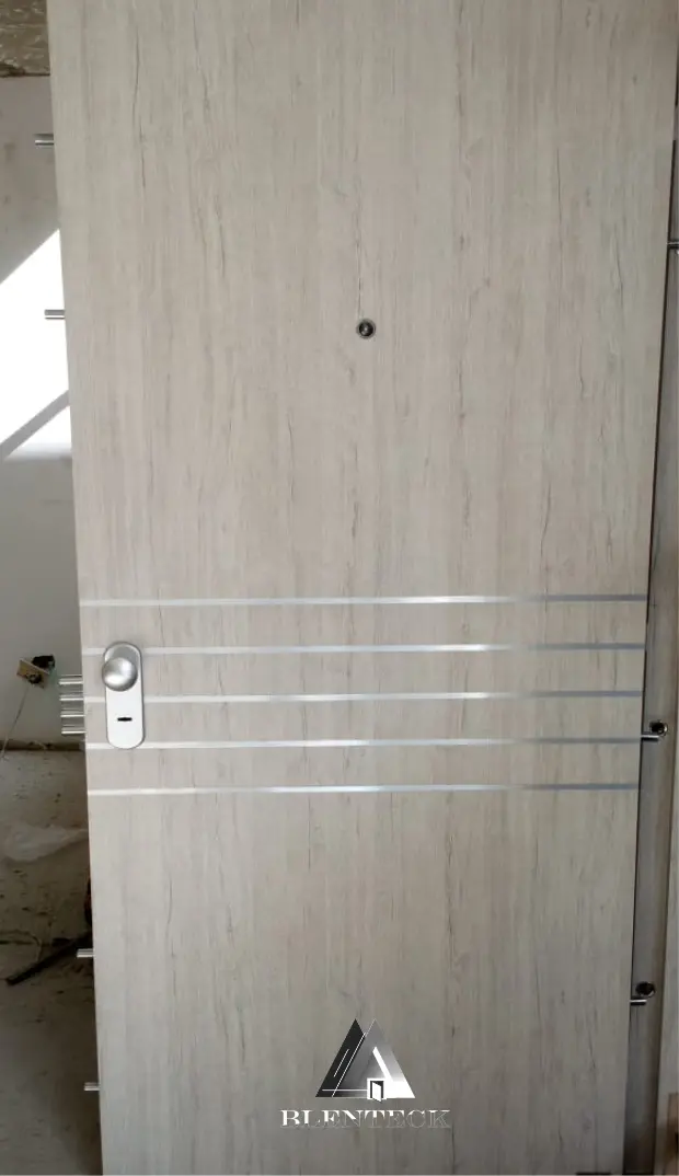 puertas de seguridad con dilataciones en aluminio y color crema